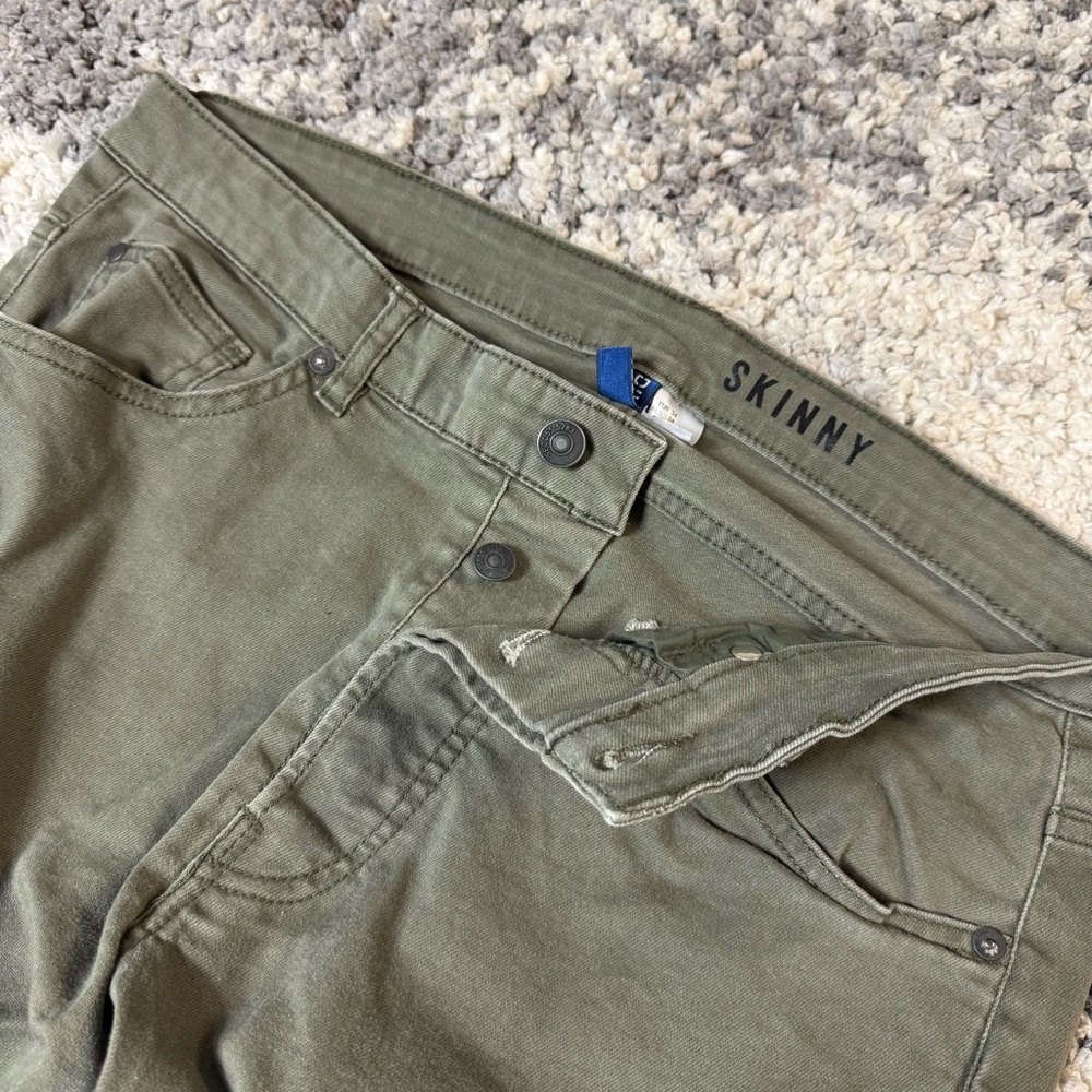 Divided by H&M, Men’s Skinny Fit Distressed Denim Jean Pants in Olive Green - Picture 6 of 9